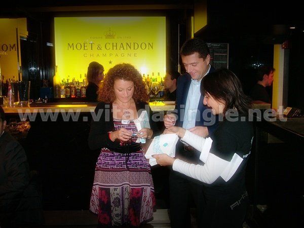 Un uomo e una donna single con l'anello dei single Singelringen vinto a un evento Vitadasingle.net