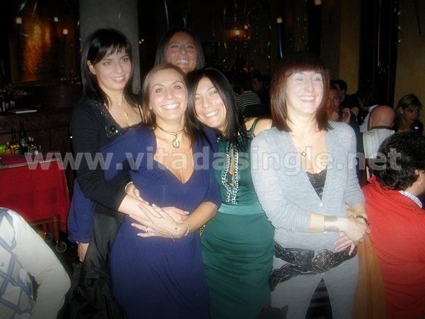 Un gruppo di donne single posa per una foto con sullo sfondo il sito www.vitadasingle.net