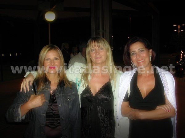 Tre donne posano per una foto con sullo sfondo il sito www.vivadasingle.net