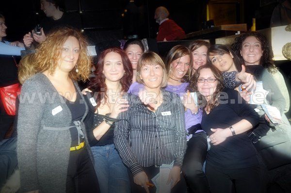 Un gruppo di donne posa per una foto con sullo sfondo il sito www.vitadasingle.net 