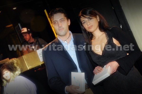 Un uomo e una donna posano per una foto con l'anello dei single Singelringen vinto a un evento Vitadasingle.net