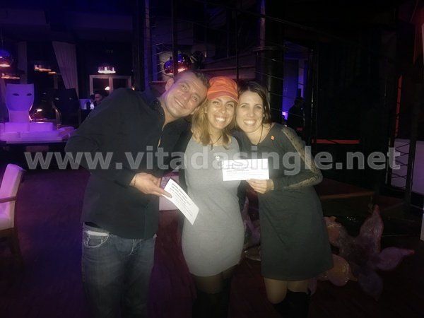 Un uomo e una donna con lo staff Vitadasingle.net