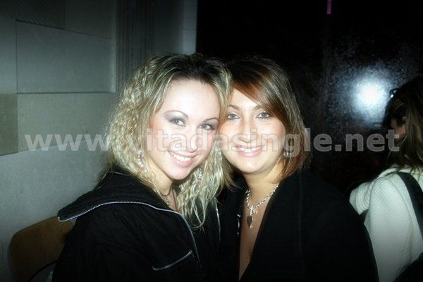 Due donne single posano per una foto in discoteca