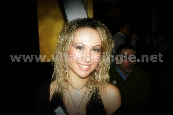 Una donna vestita di nero sorride a un evento per single