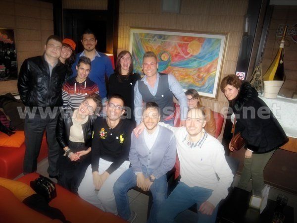 Un gruppo di persone in posa per una foto  alla serata Vitadasingle.net