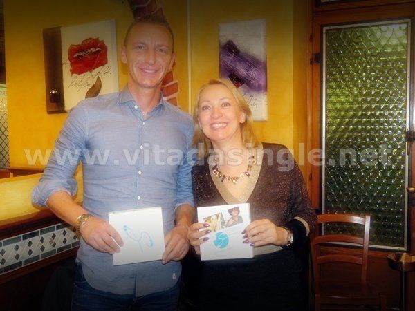 Un uomo e una donna posano per una foto con l'anello dei single Singelringen vinto alla serata Vitadasingle.net