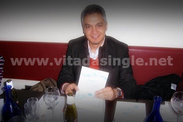 Un uomo seduto a un tavolo con l'anello dei single Singelringen vinto a un evento Vitadasingle.net