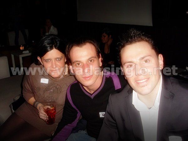 Tre persone in posa per una foto con sullo sfondo il sito www.vitadasingle.net