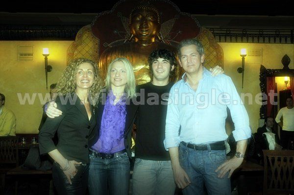 Un gruppo di single posano per una foto a un evento Vitadasingle.net