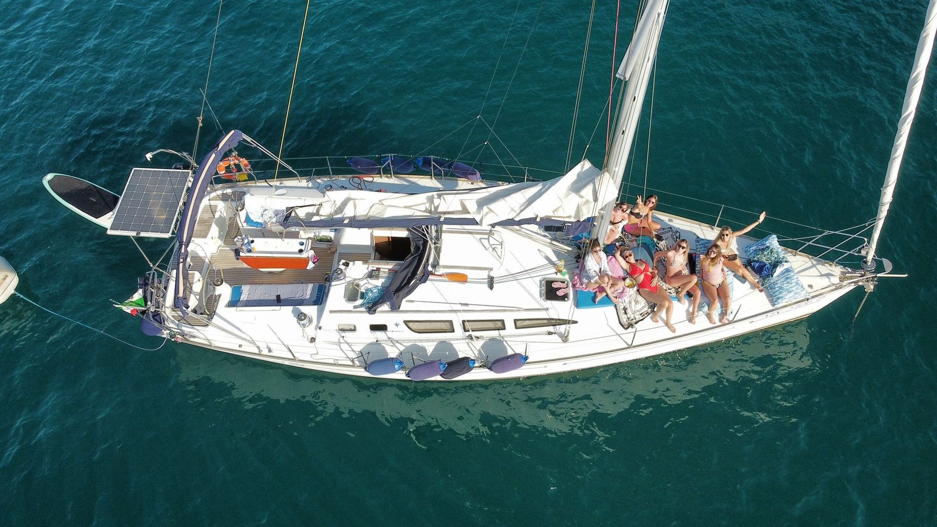 un gruppo di persone su una barca a vela