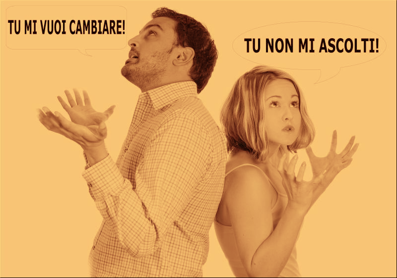 Un uomo e una donna sono in piedi schiena contro schiena con le mani alzate.