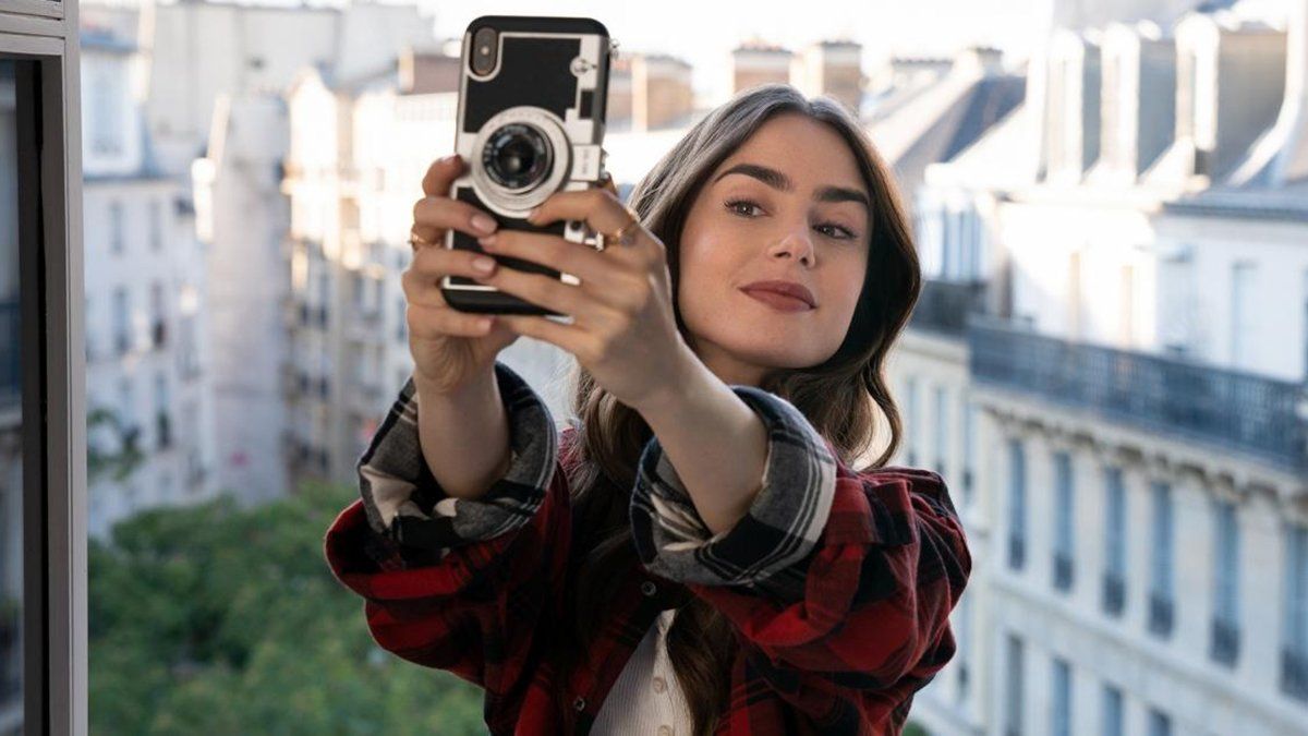 Emily Cooper selfie a Parigi