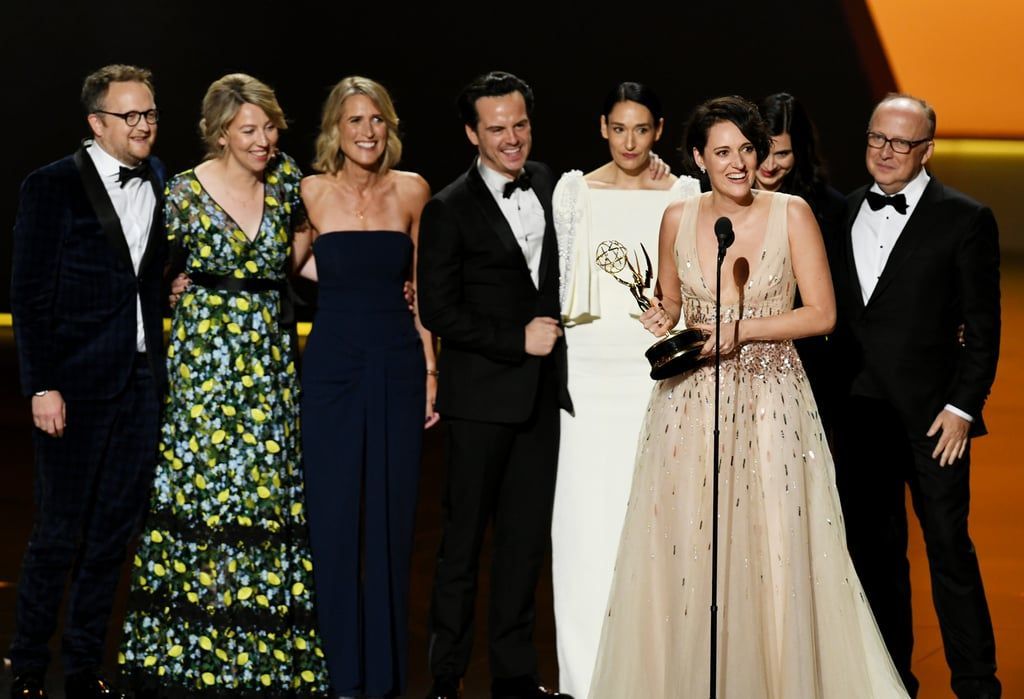 il cast in piedi uno accanto all'altro sul palco degli Emmys