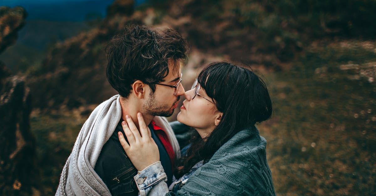 Un uomo e una donna si baciano