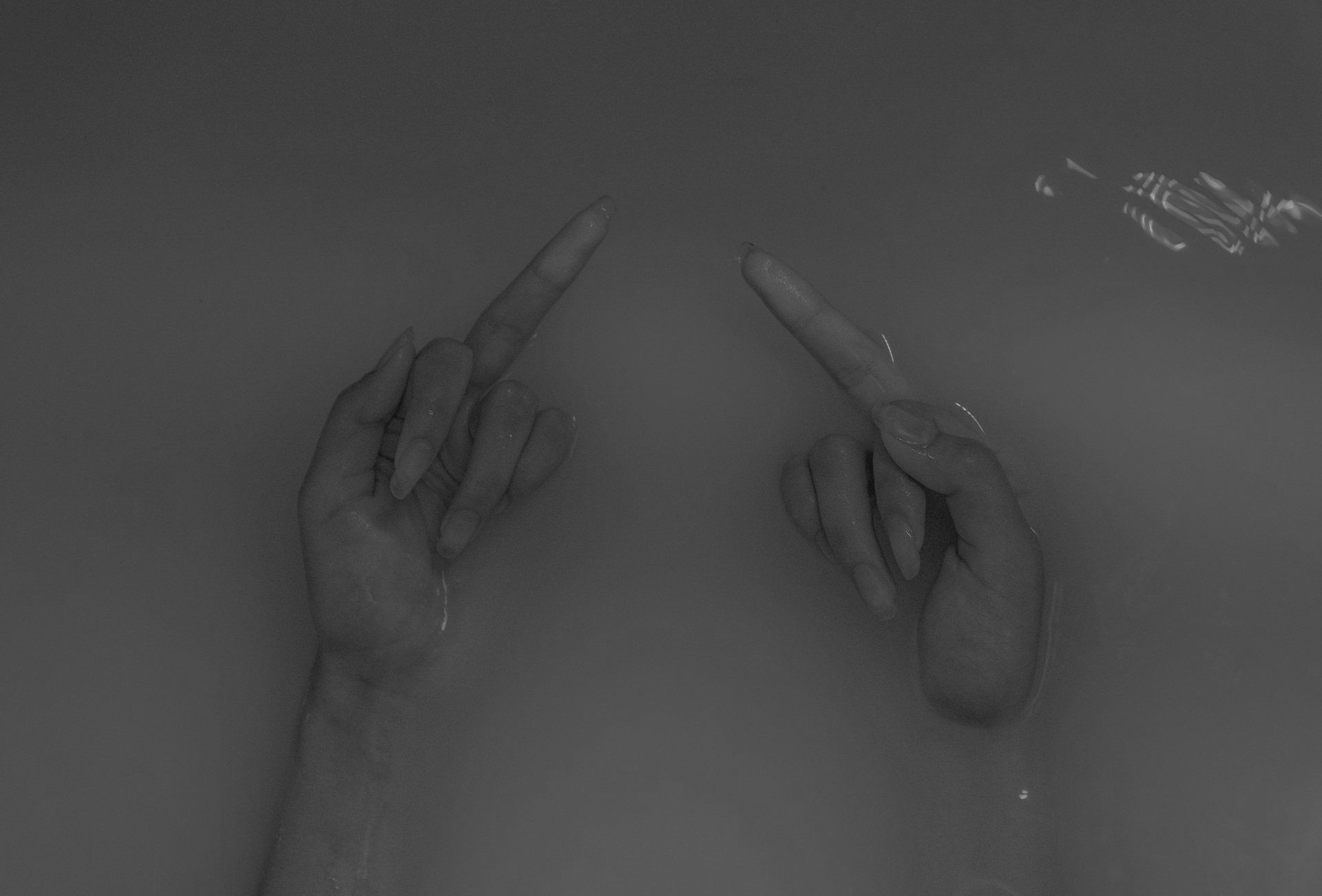 Una persona è sdraiata in una vasca da bagno con le mani nell'acqua