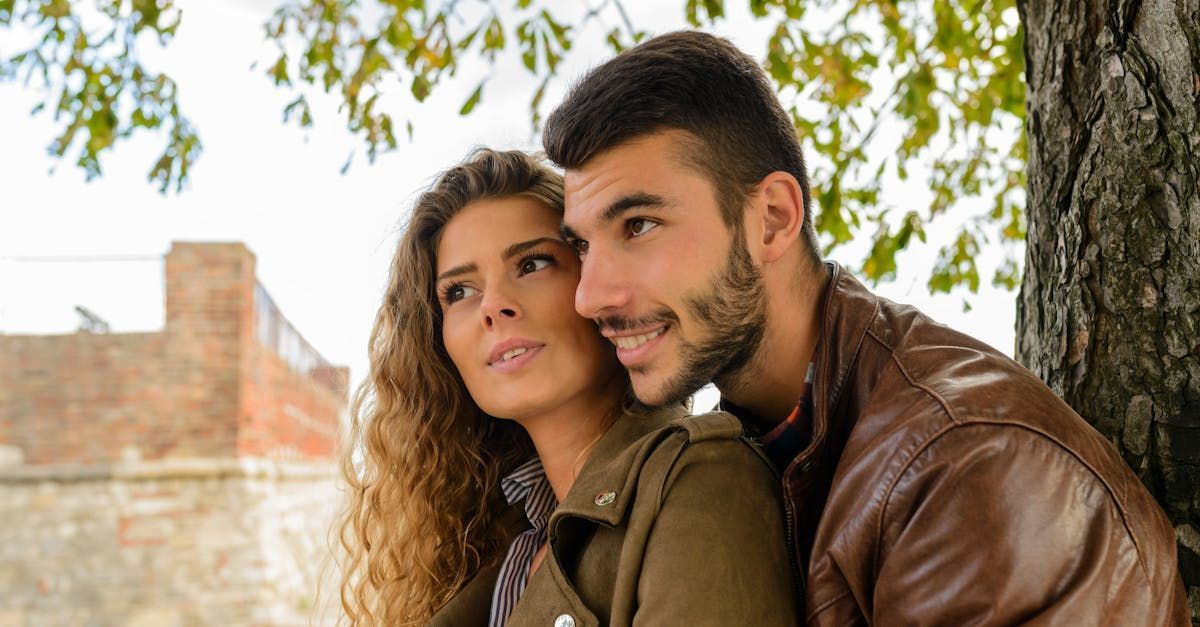 Un uomo e una donna sono seduti sotto un albero.