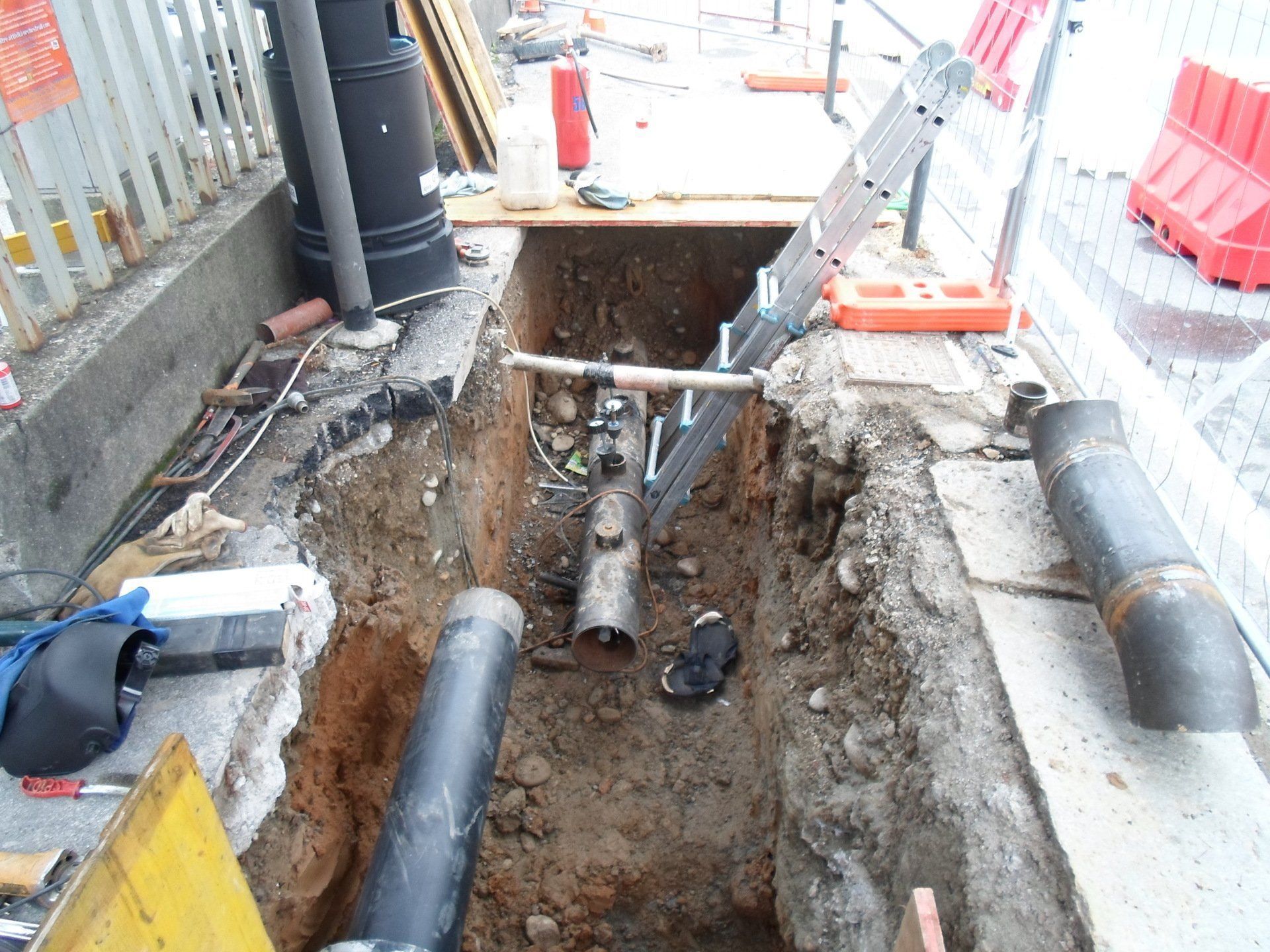 un buco nel terreno con un paio di tubi in esso