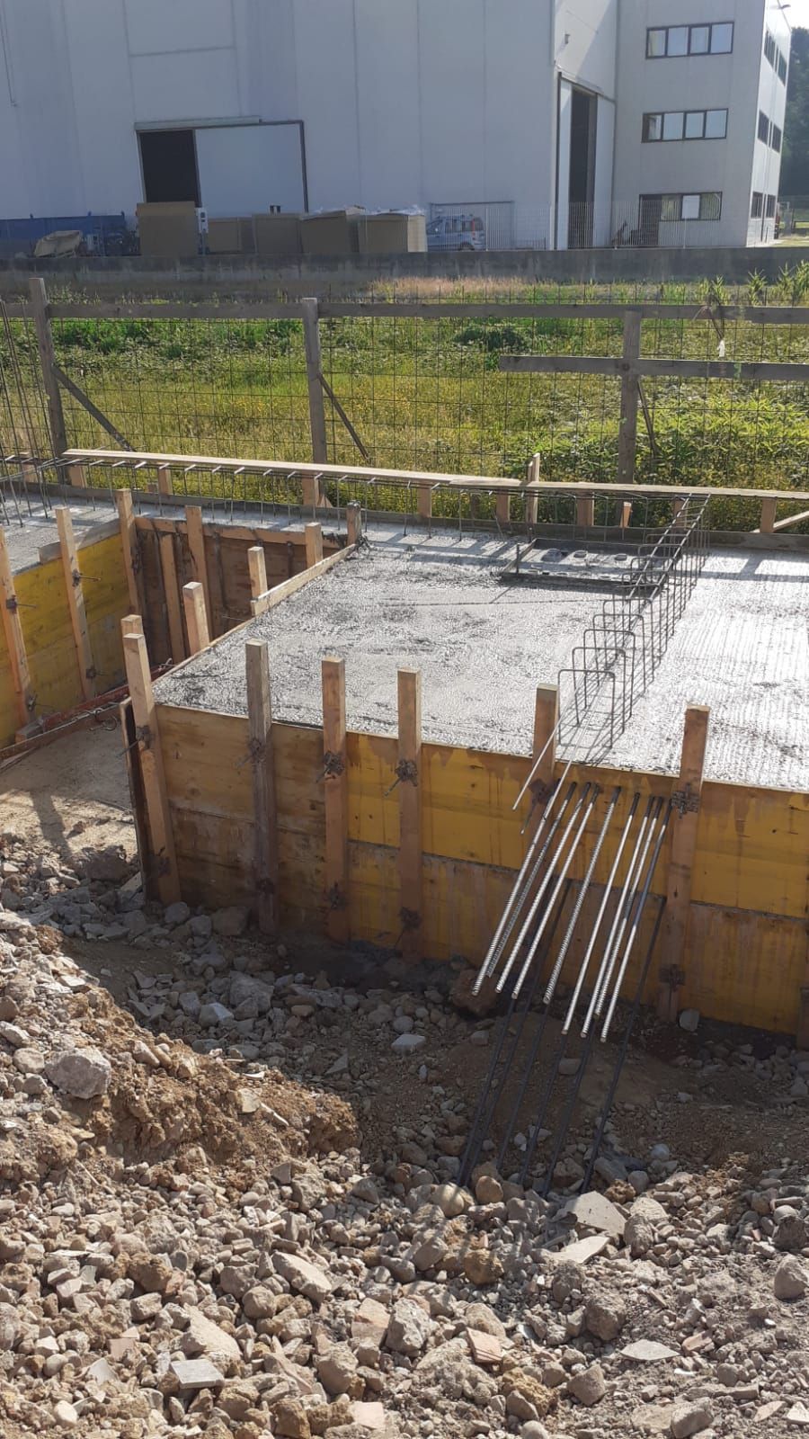 un cantiere in costruzione con un edificio sullo sfondo .