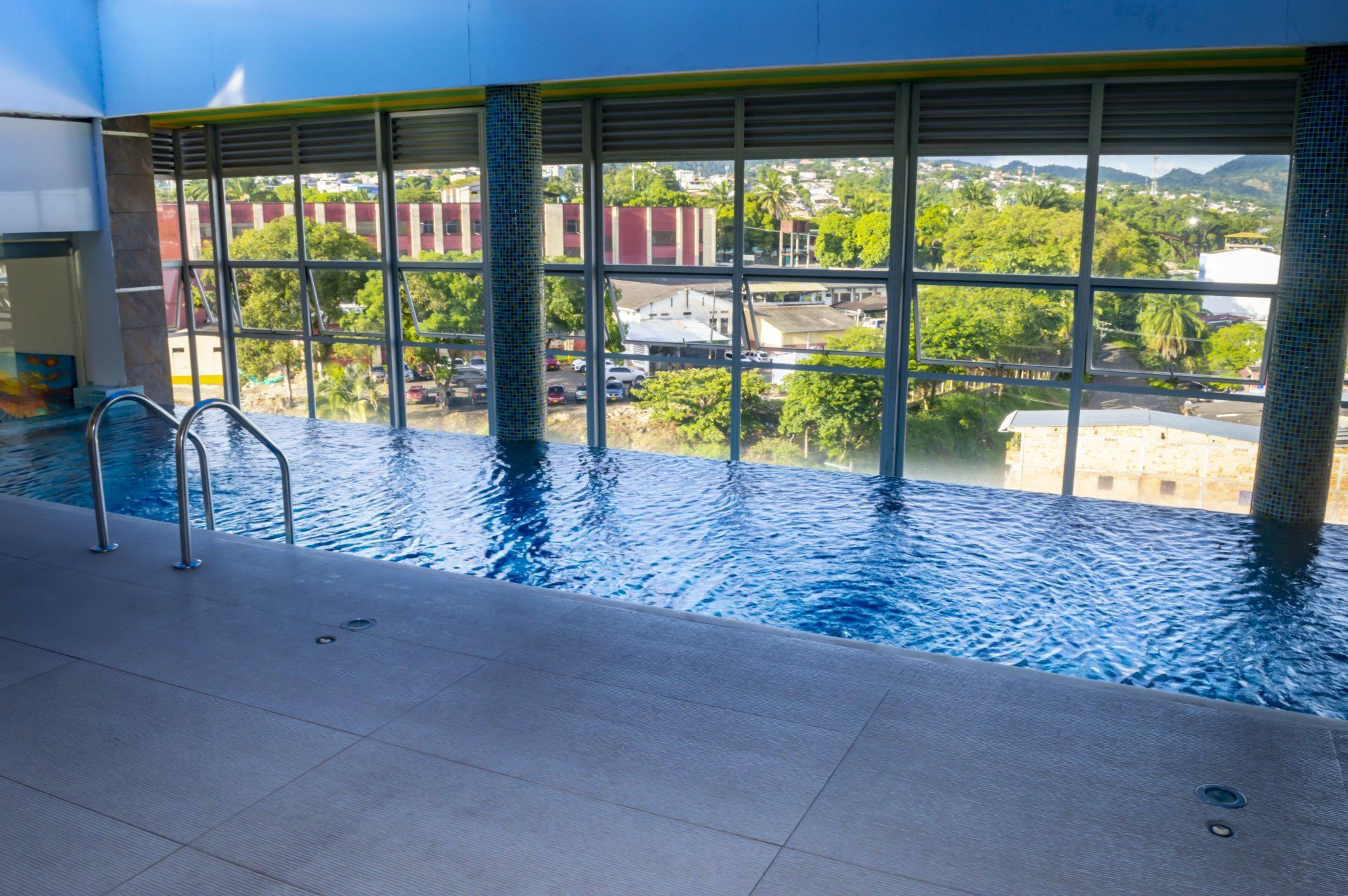 hoteles con piscina en florencia andinos plaza