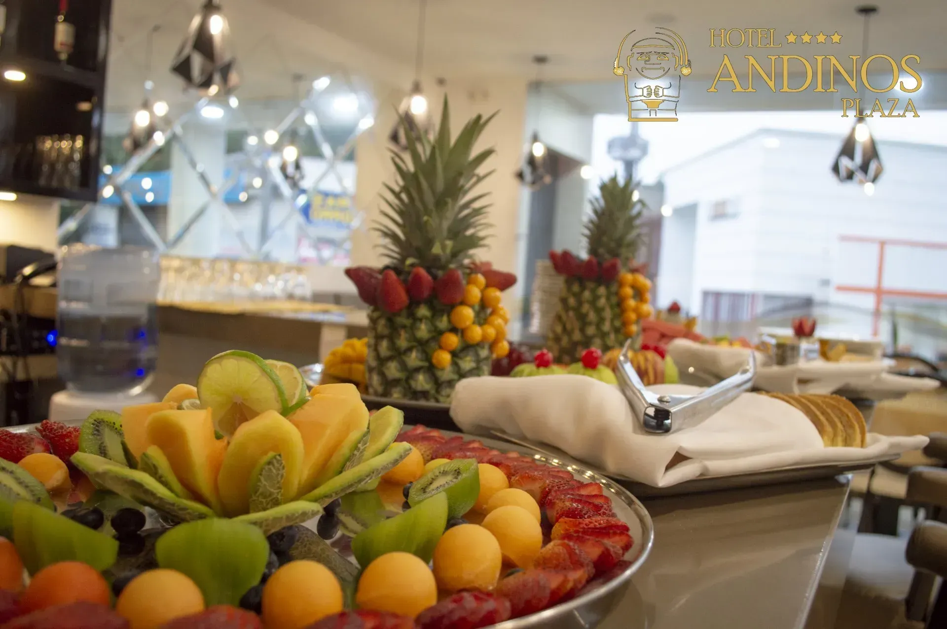 Buffet para cena de Navidad en Florencia, Caquetá, con una variedad de frutas tropicales y arreglos de piña y fresas.