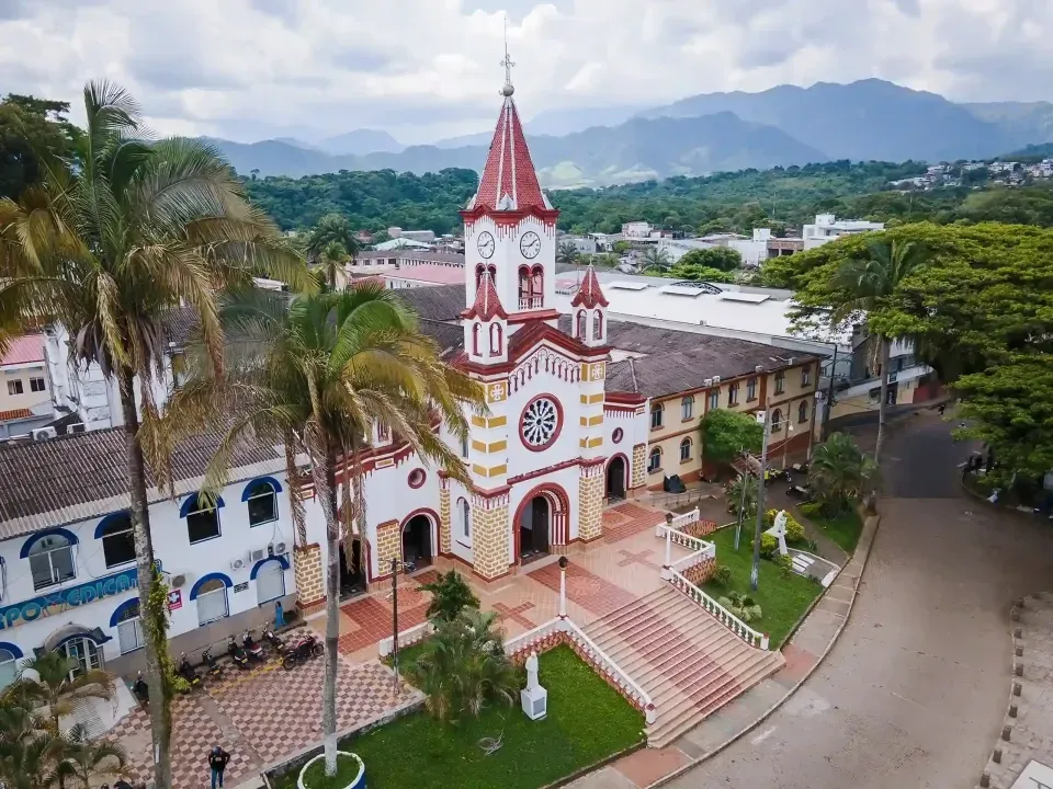 Hotel en Florencia Caquetá cerca del parque principal, alojamiento céntrico con fácil acceso a restaurantes y sitios turísticos.