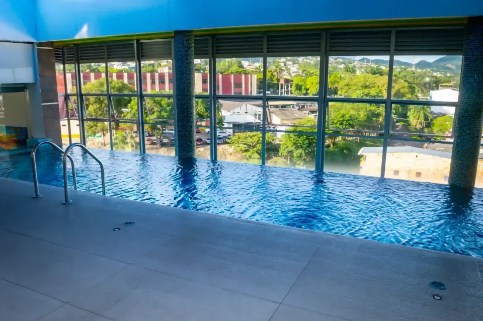 Piscina panorámica del Hotel Andinos Plaza en Florencia Caquetá, hotel con habitaciones modernas, spa y vista a la ciudad, ideal para turismo y viajes de negocios en el sur de Colombia.