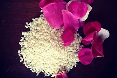 riso e petali di rosa