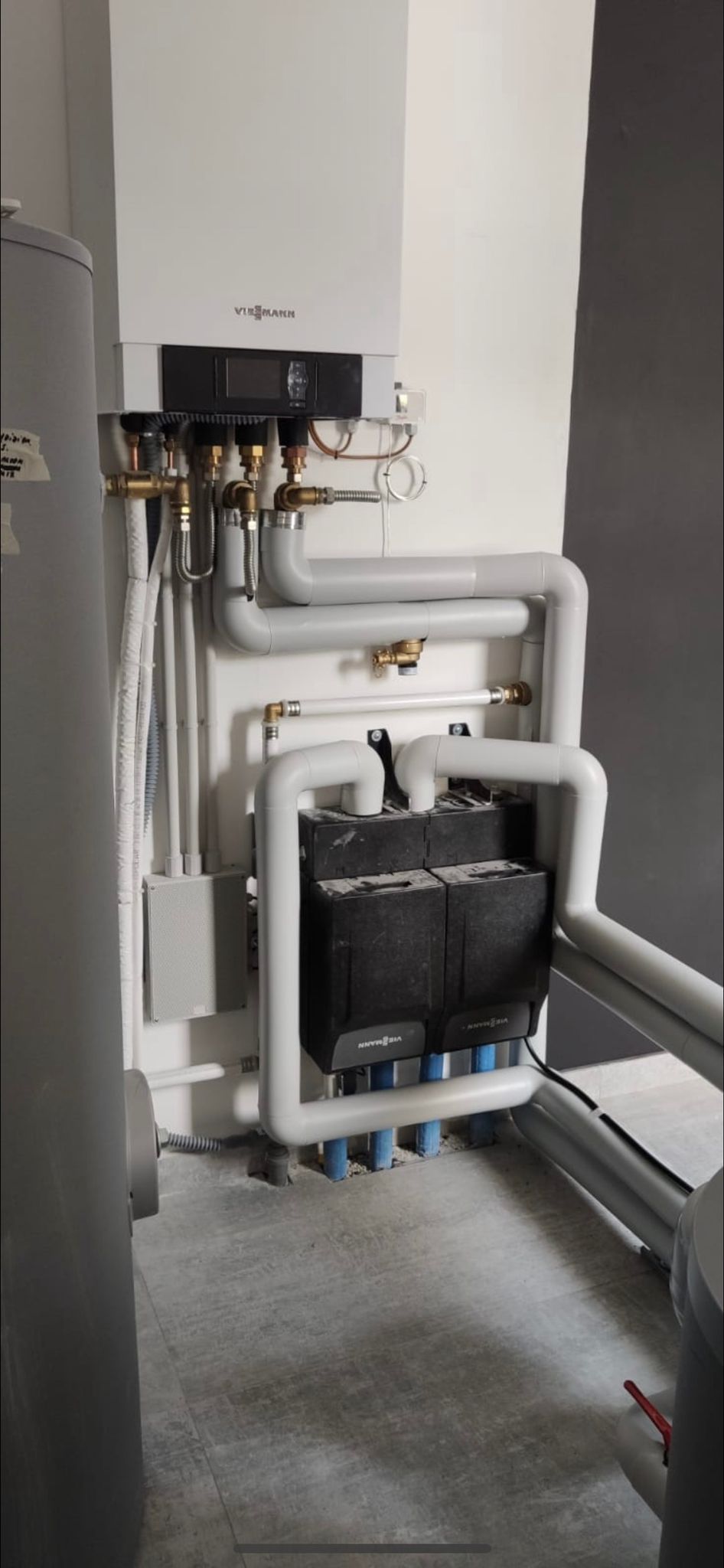 una stanza piena di tubi e una caldaia