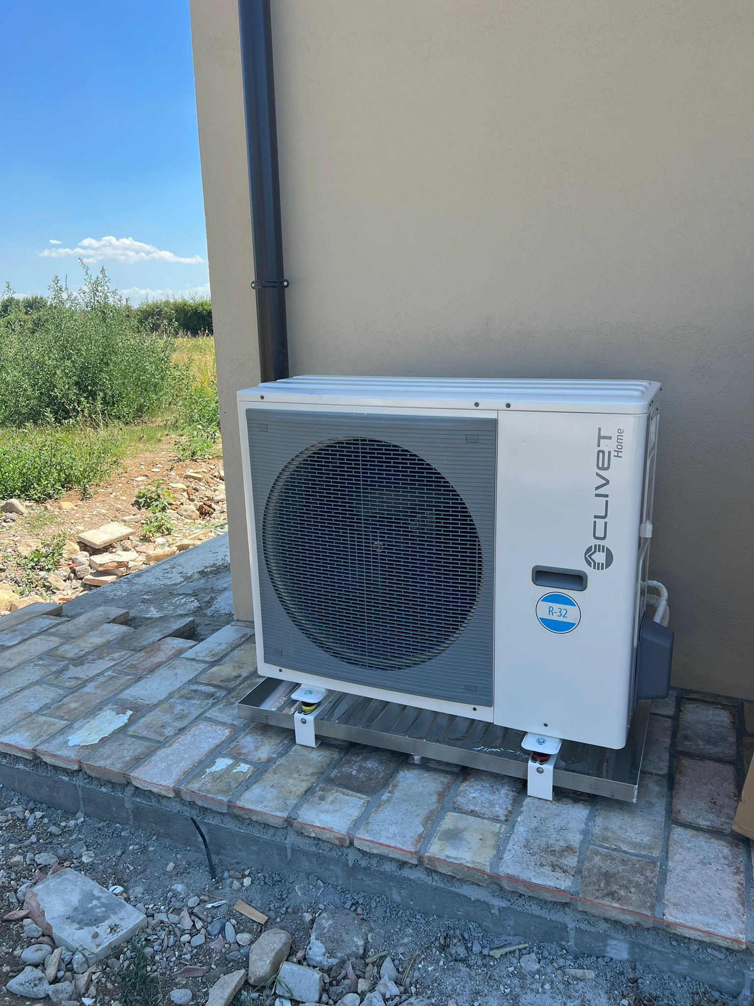 l' esterno di una casa in costruzione con un condizionatore Clivet