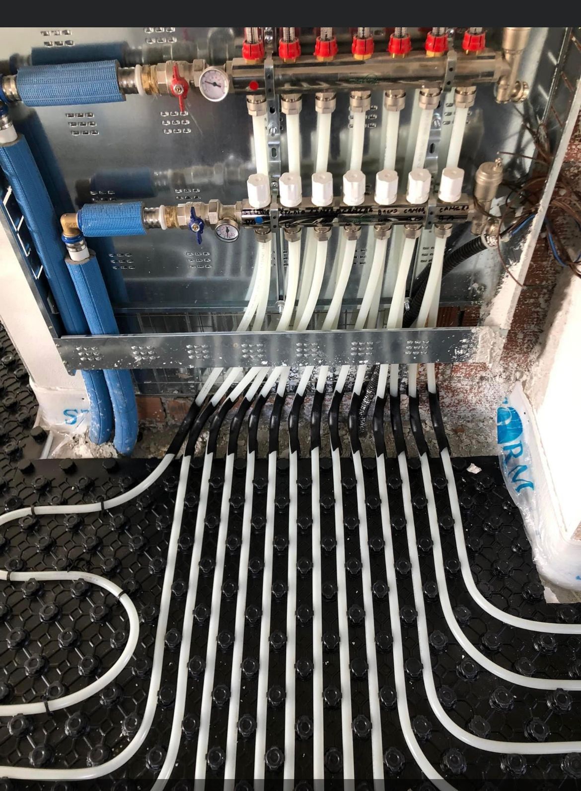 un impianto di riscaldamento con molti tubi e valvole