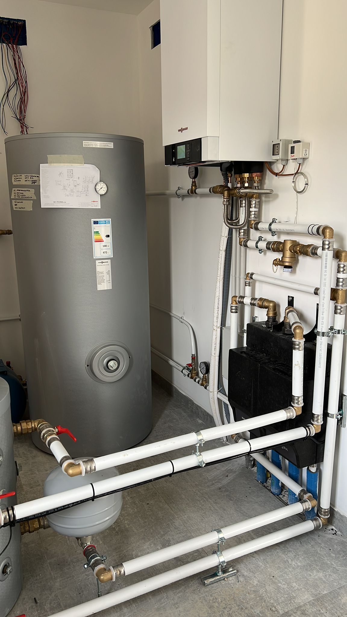 una stanza piena di tubi e una caldaia