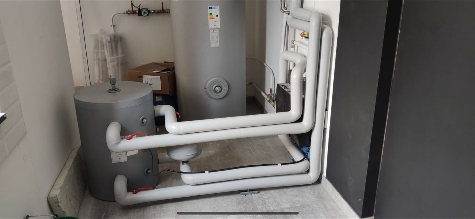 una stanza con molti tubi e un grande serbatoio