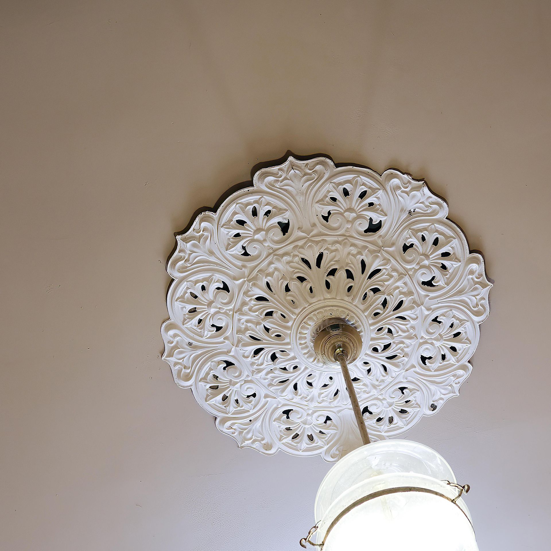 light fixture details on the ceiling