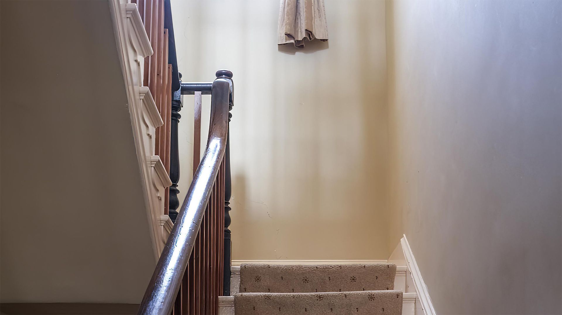 the staircase to the upstairs bedrooms