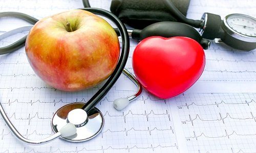 una mela,un cuore e uno stetoscopio