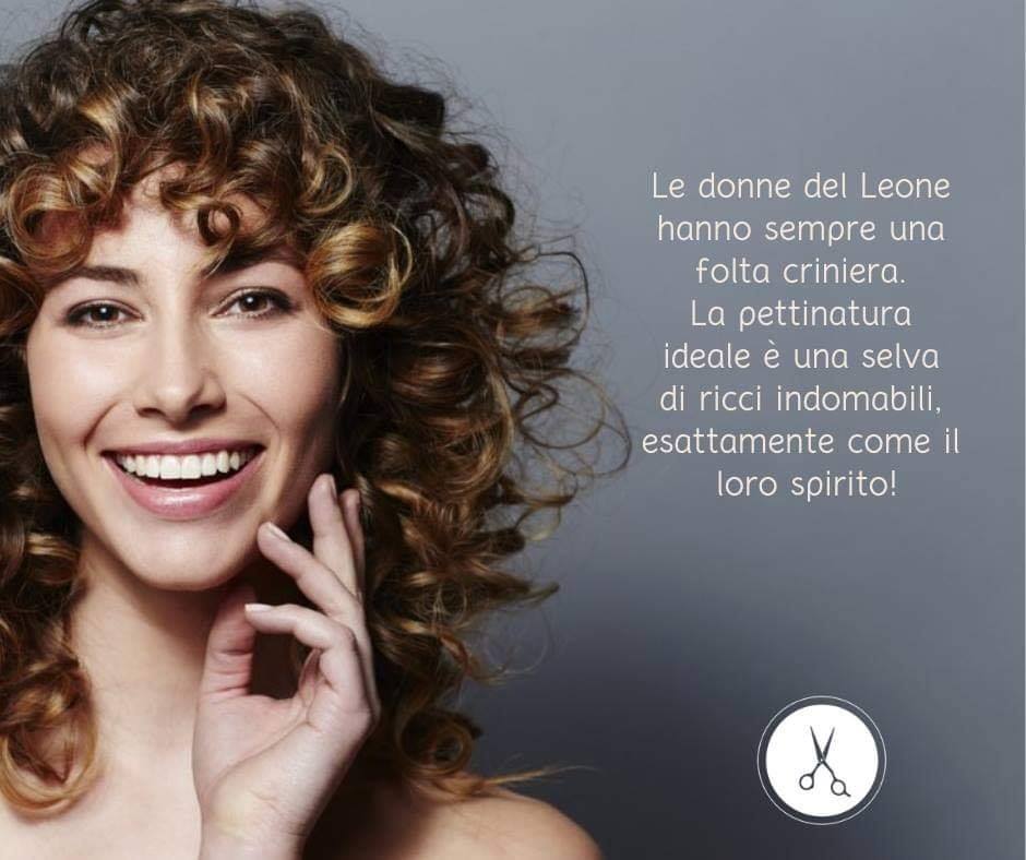 locandina con donna riccia