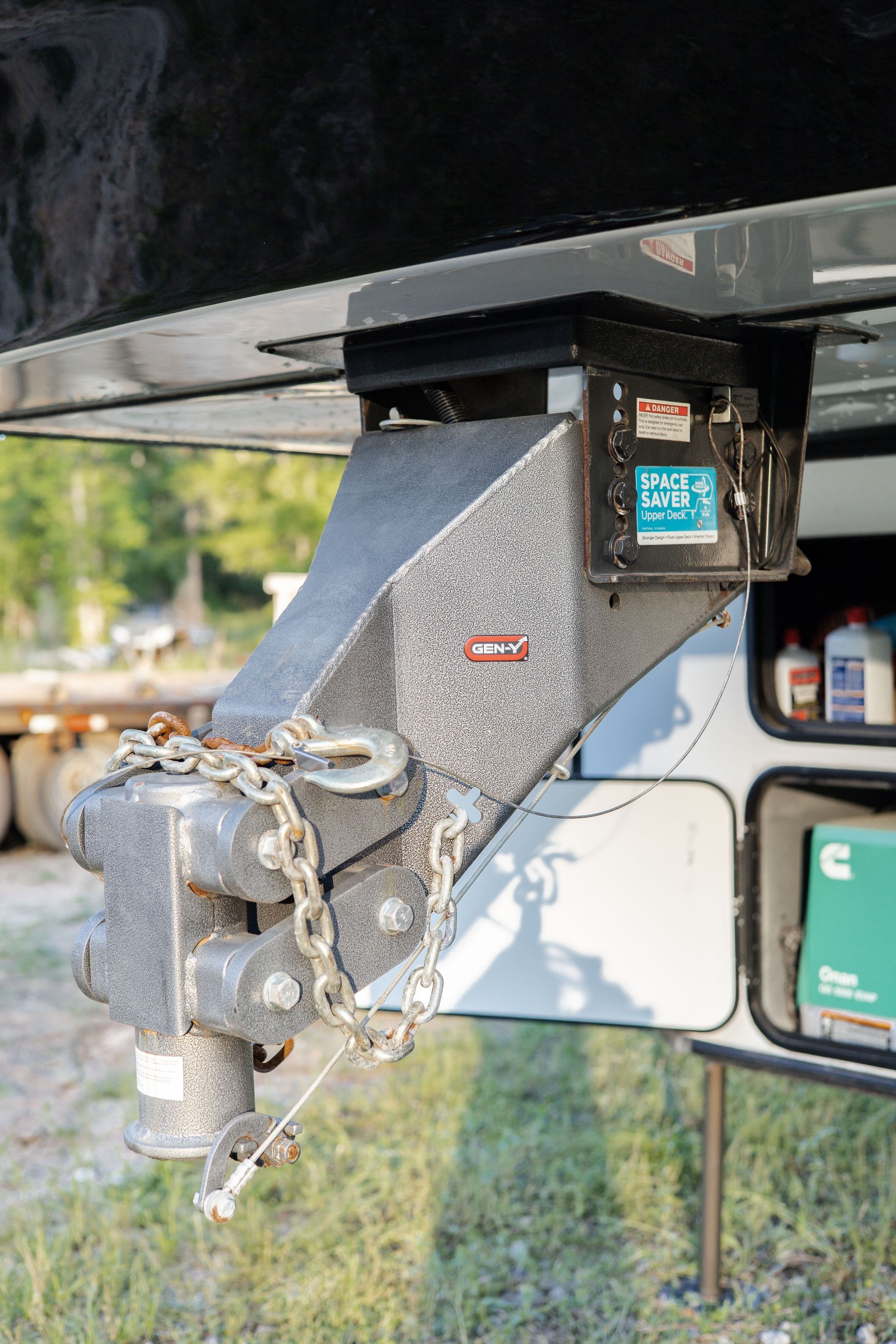 A close up of a trailer hitch on a trailer.