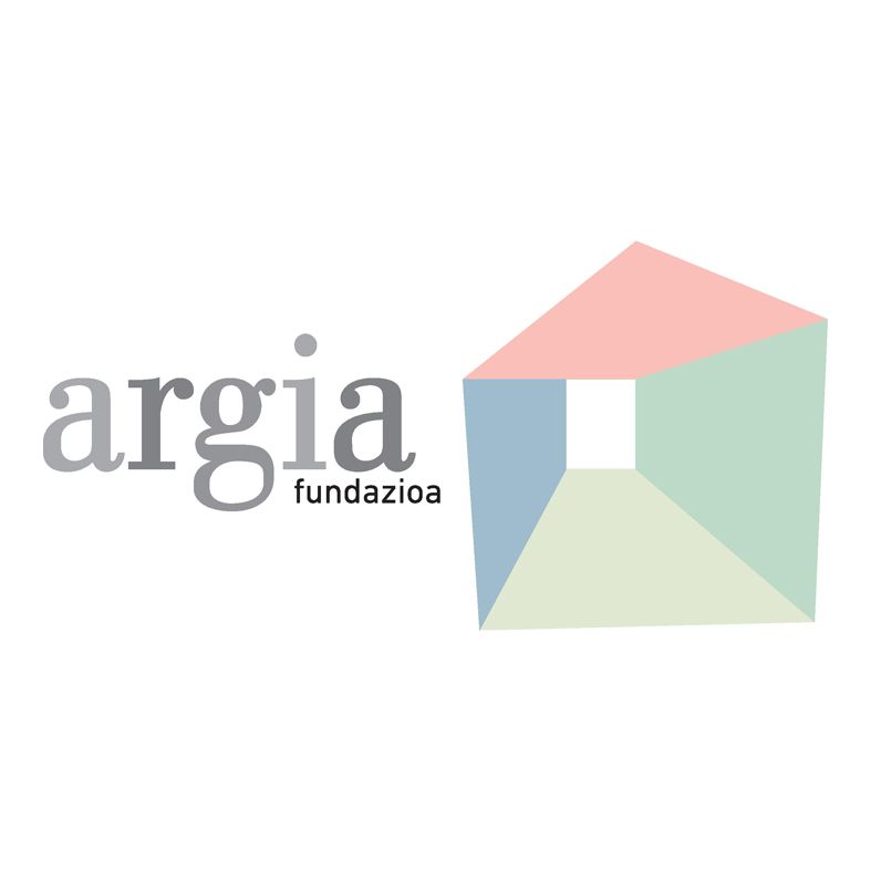 Logotipo de Argia fundazioa: texto gris junto a una forma geométrica de paredes de colores con una puerta abierta.