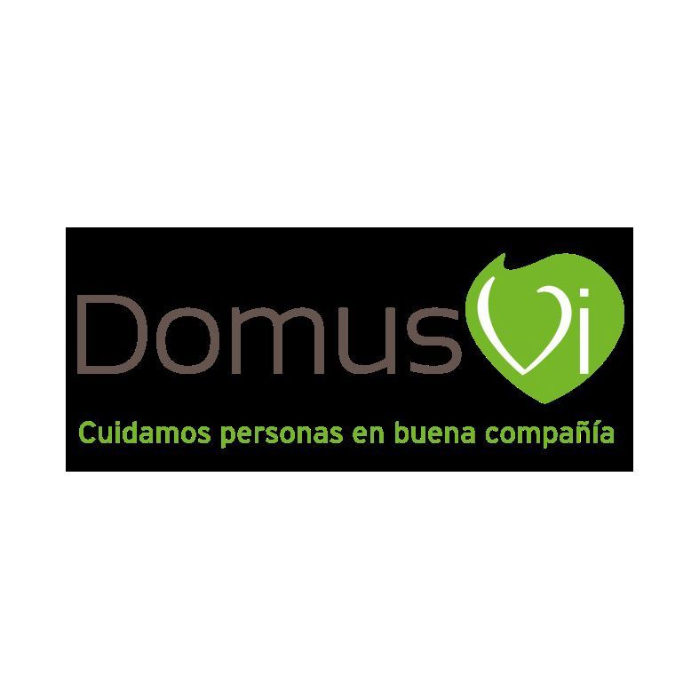 Logotipo de Domus Vi: Texto marrón y emblema en forma de corazón verde lima sobre fondo negro. Texto en español: «Cuidamos de las personas en buena compañía».