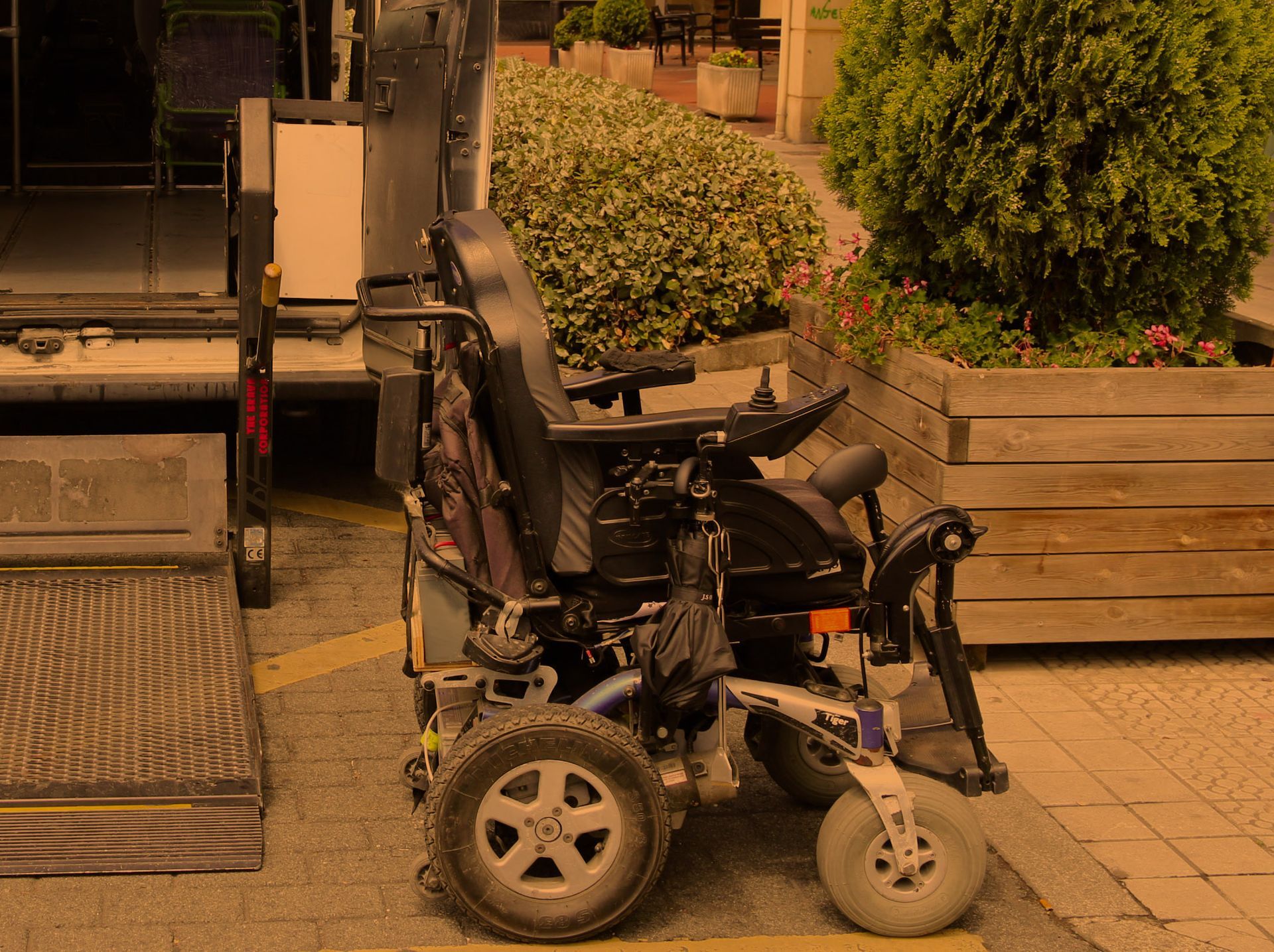 una silla de ruedas reutilizada que se lleva a domicilio