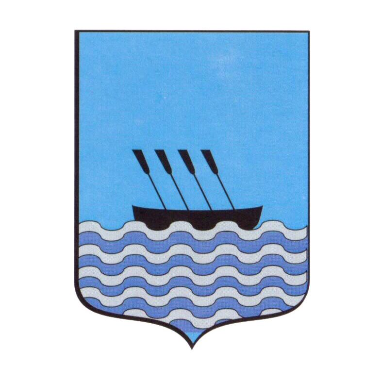 Escudo azul con un barco y tres remos sobre agua ondulada; cielo azul claro.