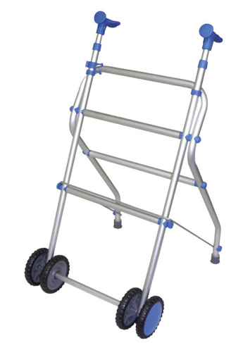 Andador con ruedas y detalles azules. Estructura plateada y ruedas en las patas delanteras.