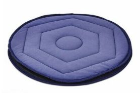 Cojín de asiento acolchado de color azul y negro con diseño hexagonal.