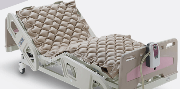 Cama de hospital con colchón de presión alterna.