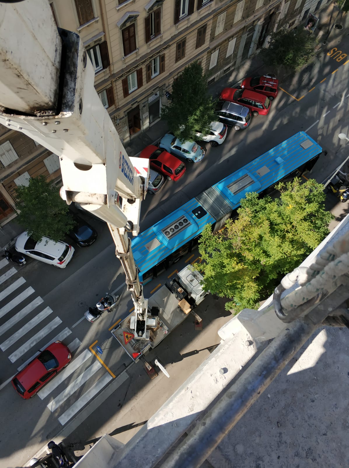 piattaforma aerea in funzione