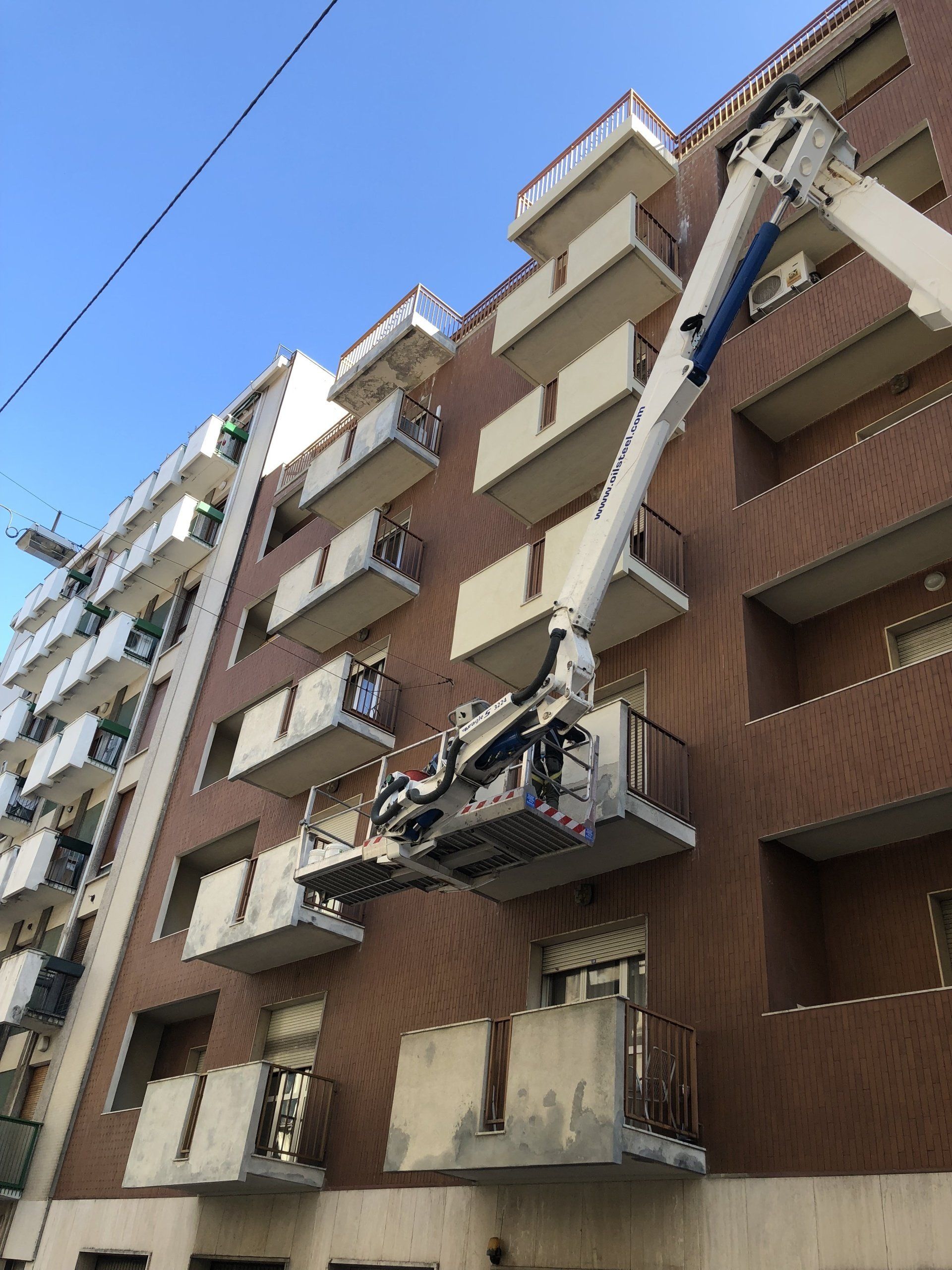 piattaforma aerea in cantiere