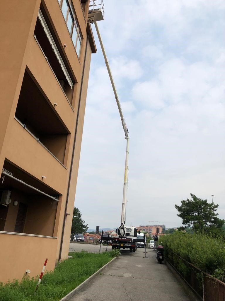 noleggio mezzo con piattaforma elevatrice