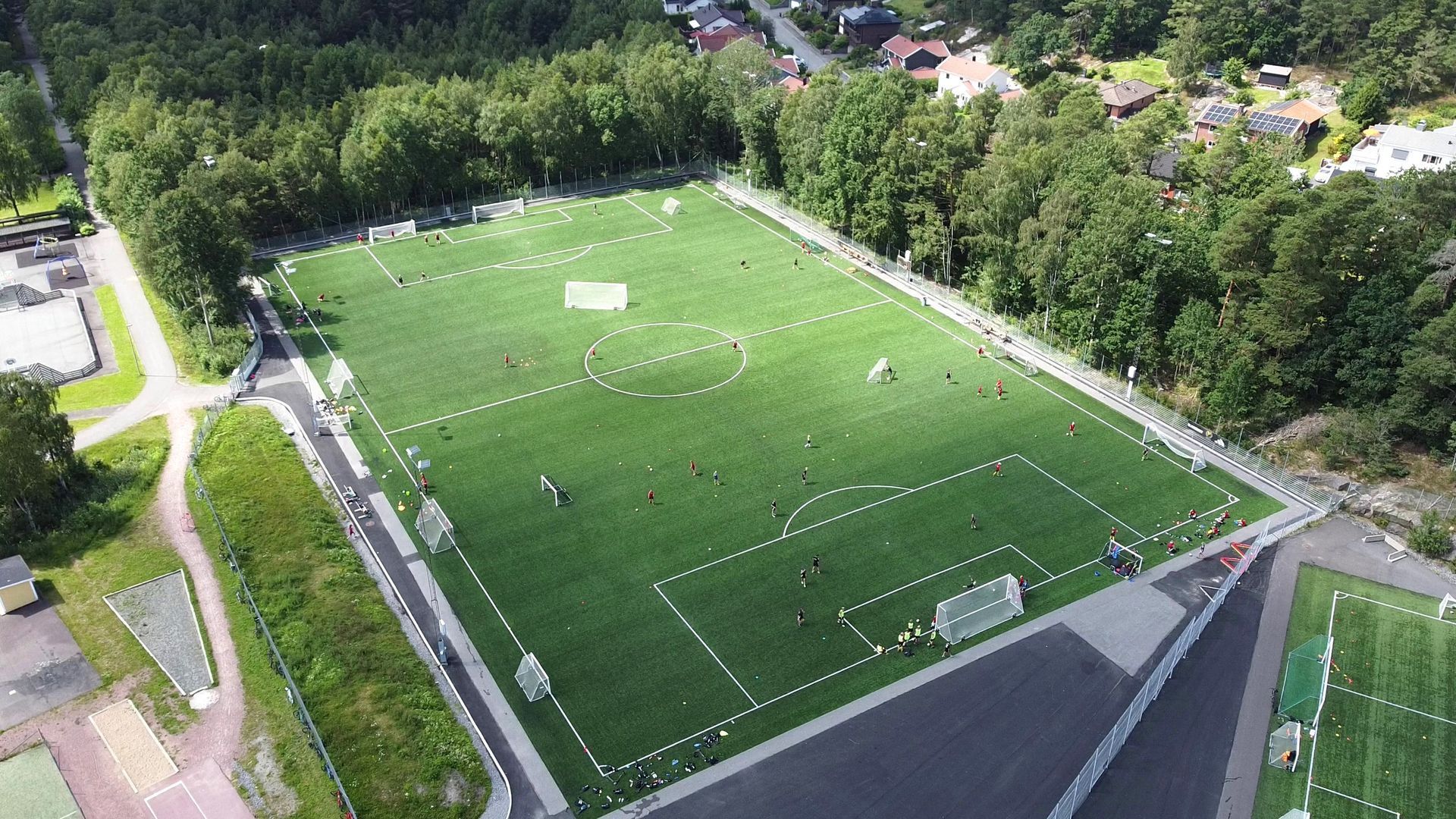 Fotbollsplan fotograferad från ovan.