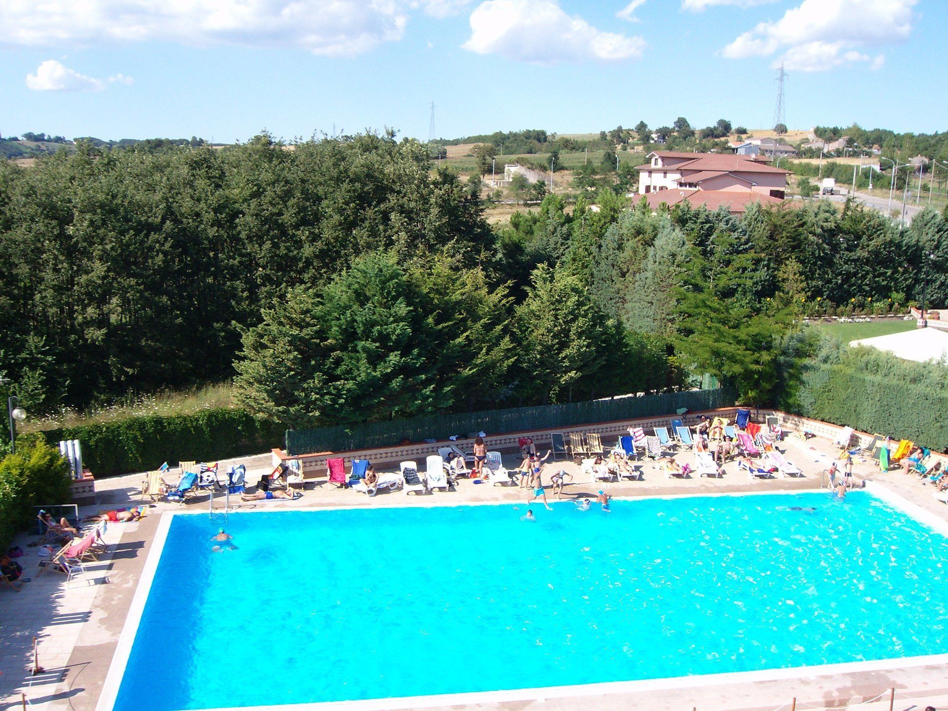 Vista aerea di una piscina semiolimpionica