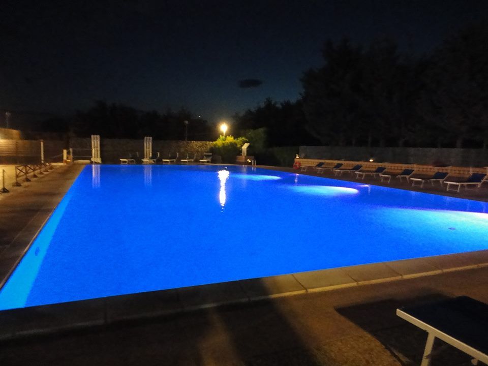 una piscina illuminata di notte